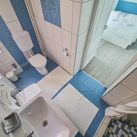 לינה וארוחת בוקר Szivarvany Panzio 2*