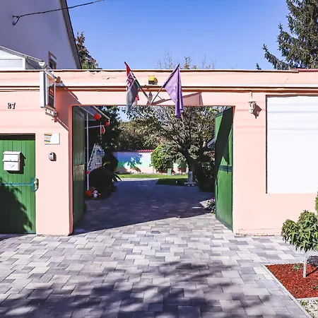 Szivarvany Panzio Bed & Breakfast
