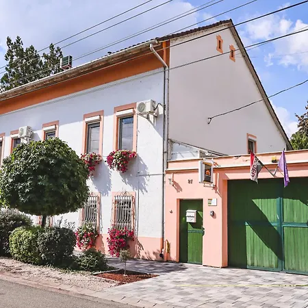 Bed & Breakfast Szivarvany Panzio
