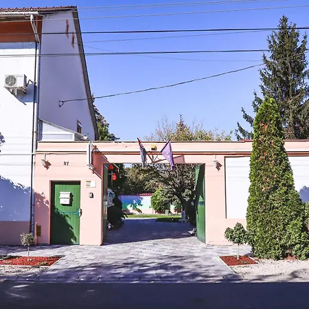 Szivárvány Panzió Bed and breakfast 2*